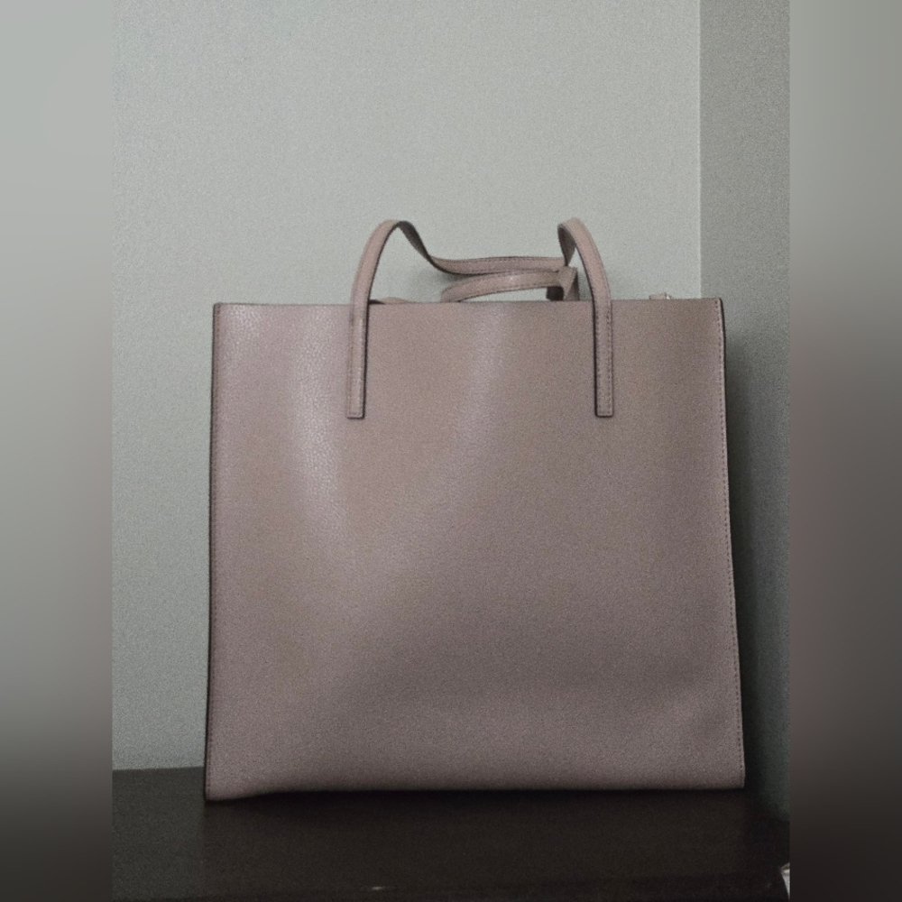 Marc Jacobs Blush Pink Leather Tote with Gold Charm - Picture 3 of 10